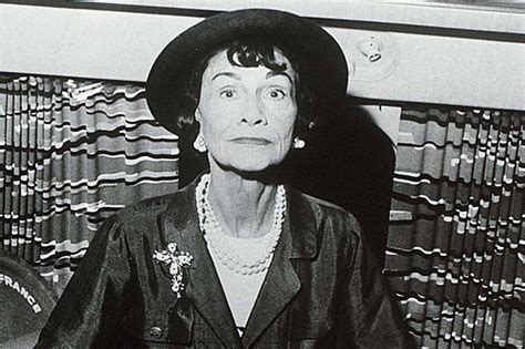 gabrielle chanel biographie|Chanel established.